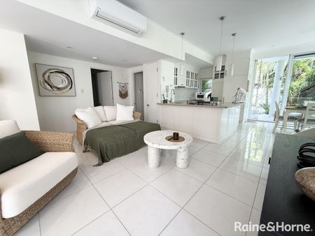 3 BEDROOM : 2 BATHROOM : LUXURY VILLA : FULLY FURNISHED : CLOSE TO TOWN & BEACH : POOL - Photo 3