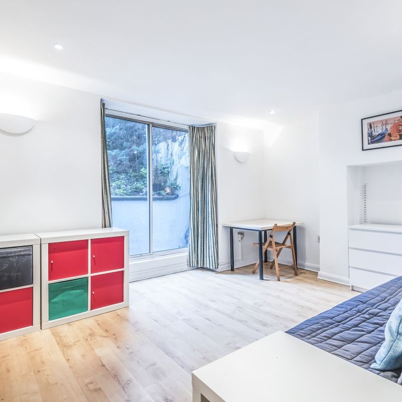 Avenue Crescent, London, W3 - Photo 1