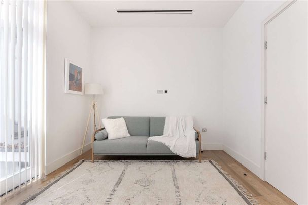 A beautifully appointed one double bedroom 2 bathroom apartment, situated within this converted period building, located in the heart of the City. - Photo 1