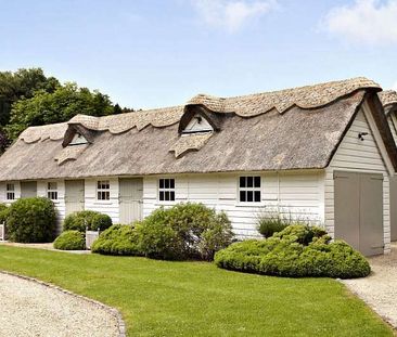 A beautifully presented thatched cottage finished to an exceptional... - Photo 2