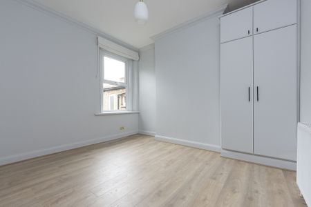 Exceptional 3 bed 2 bath apartment TO LET in Raynes Park - Photo 3