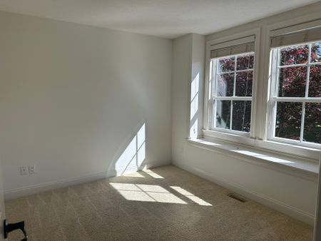 Charming Upper-Level 3-bedroom 2.5-bathroom Family Home - Photo 4