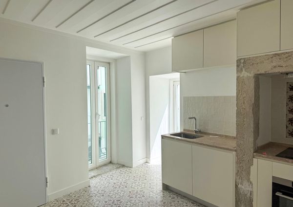 Spacious two-bedroom apartment to rent with outdoor area in Rua do Benformoso, Lisbon