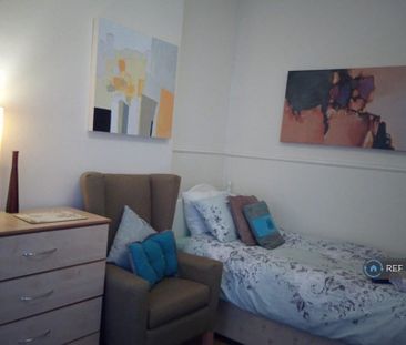 3 bedroom flat to rent - Photo 6