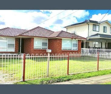 “Near new - Renovated Brick House” - Photo 5