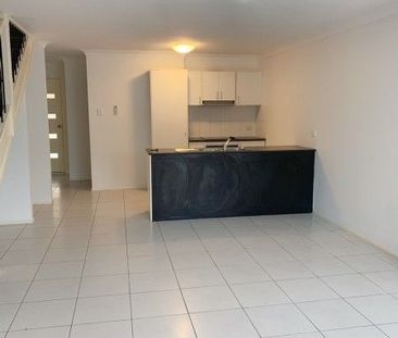 CONVENIENT MODERN 3 BEDROOM TOWNHOUSE CLOSE TO PUBLIC TRANSPORT - Photo 2