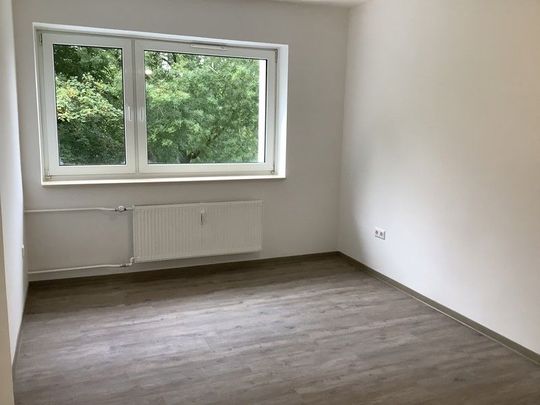 Neue Wohnung, neues Glück! Sanierte 2-Zimmer-Wohnung mit Balkon und Fahrstuhl. - Foto 1