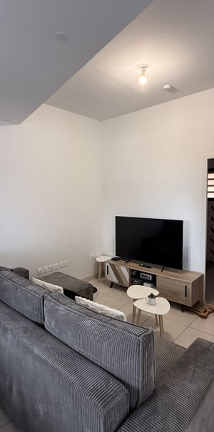 Location Appartement 2 pièces 42m² ST DENIS 97490 - Photo 2