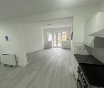 Studio Flat, Colwood Gardens, SW19 - Photo 5