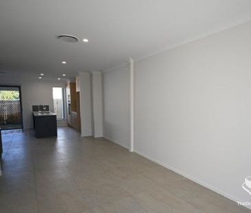 LUXURY 3 BEDROOM TOWNHOUSE - Photo 6