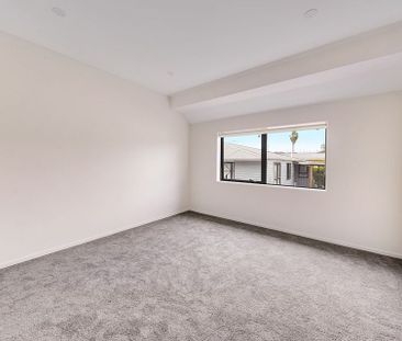 Modern 4BR Family Home in Blockhouse Bay - Photo 1