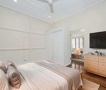 Large 5‑Bedroom Home with Exceptional Shed Space - Photo 2