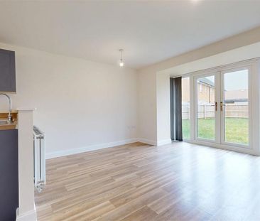 4 bedroom semi-detached house to rent - Photo 1