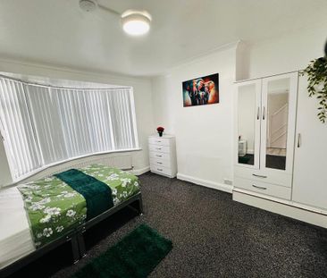 1 bedroom in a house share to rent - Photo 4