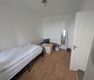 4 Bed Flat, Martin Way, SM4 - Photo 3