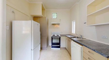 Spacious 5-Bedroom Family Home - Photo 3