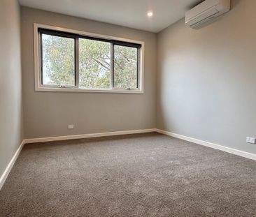 Luxurious townhouse, heart of Blackburn South - Photo 5