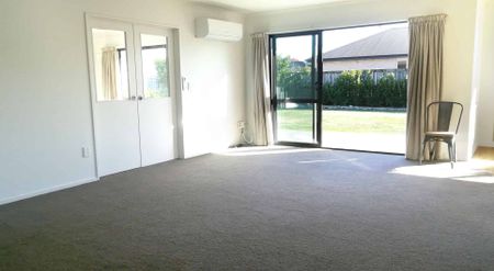 Large, Modern, 4 bedroom, close to town - Photo 2
