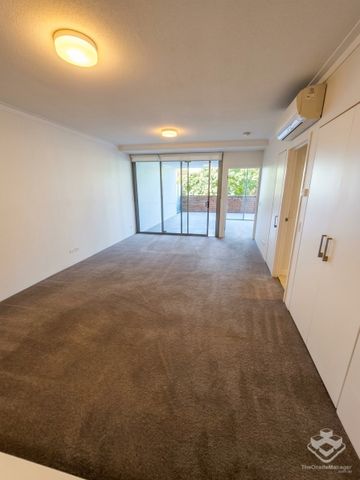 Unbeatable West End Location | Modern 2 Bed, 1 Bath, 1 Car | Resort Amenities - Photo 2