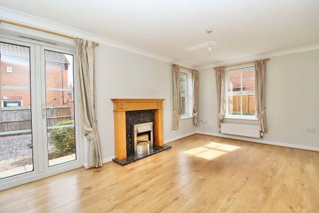 3 bedroom Detached House to let - Photo 2