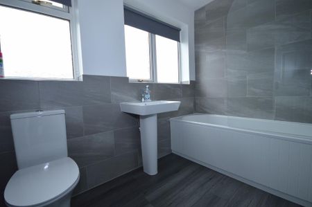 3 bedroom detached house to rent - Photo 2