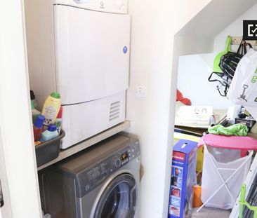 Bright room in 3-bedroom house in Donaghmede, Dublin - Photo 4