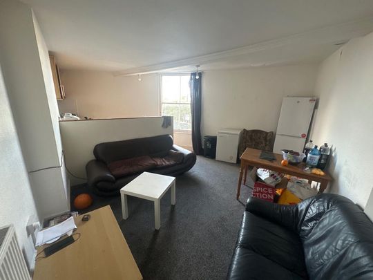 4 bedroom flat to rent - Photo 1