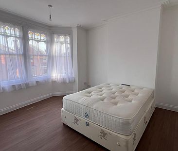 4 bedroom flat to rent - Photo 2