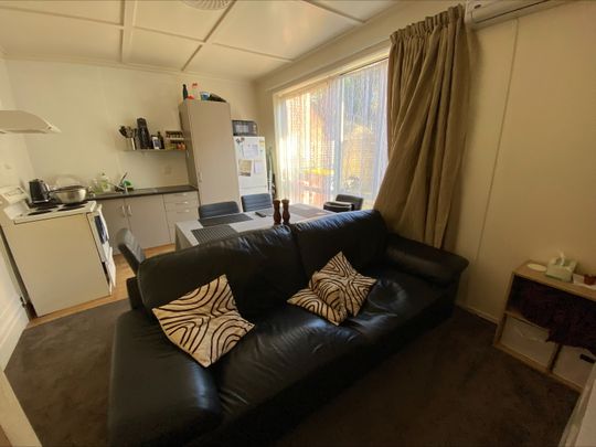 Modern 2-Bedroom Apartment with City Views – Walk to University & Hospital - Photo 1