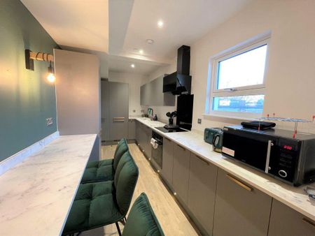 1 bedroom in a house share to rent - Photo 2