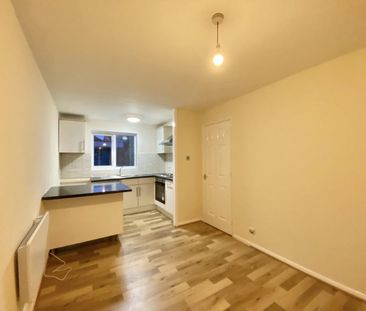 1 bedroom Flat To Let - Photo 5