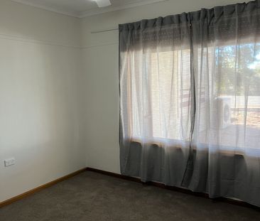 SPACIOUS 4 BEDROOM FAMILY HOME - Photo 2