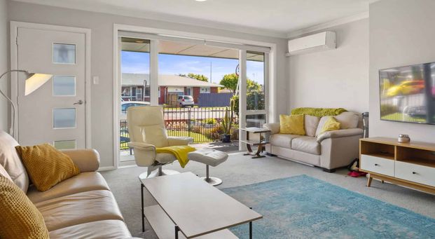 Sunny & Spacious in Sydenham - Photo 1