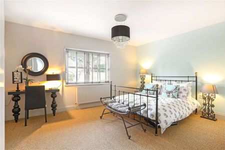 Exquisite modern home in prime Alderley Edge location with electric gates and double garage - Photo 4