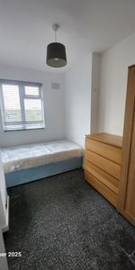 Room in a Shared Flat, Imperial Drive, HA2 - Photo 4
