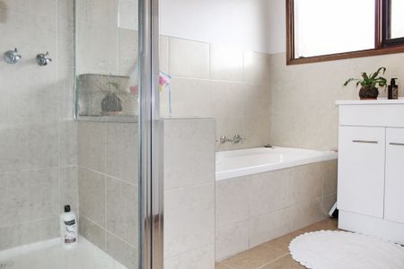 THREE BEDROOMS IN FANTASTIC LOCATION - Photo 4