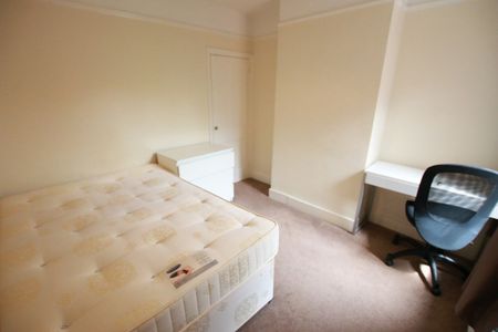 4 Bed Terraced House, Grange Avenue, RG6 - Photo 5