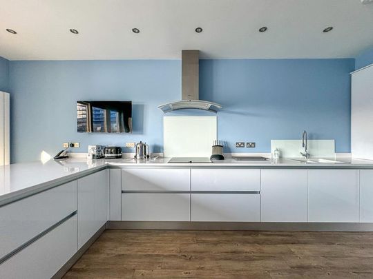 4 bedroom terraced house to rent - Photo 1