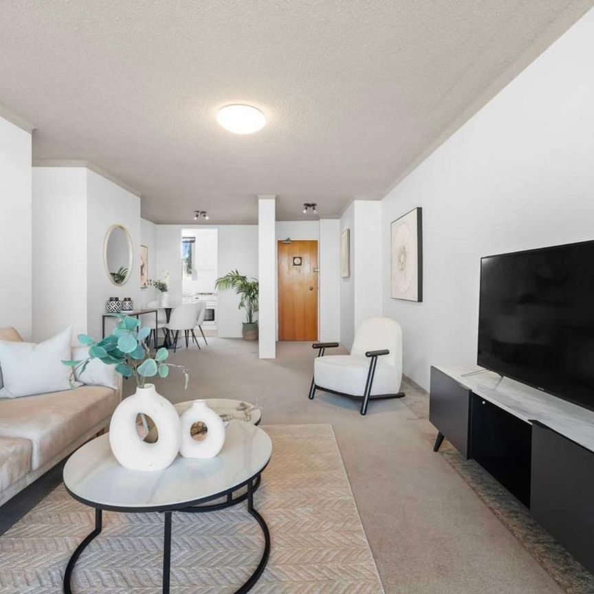 Stunning Waterfront Apartment with Panoramic Bay Views - Photo 1