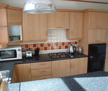 3 bedroom flat to rent - Photo 4