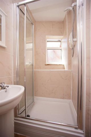 3 bedroom flat to rent - Photo 5