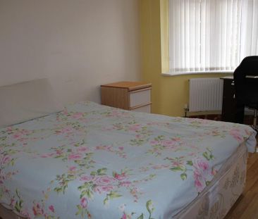 4 bedroom semi-detached house to rent - Photo 4