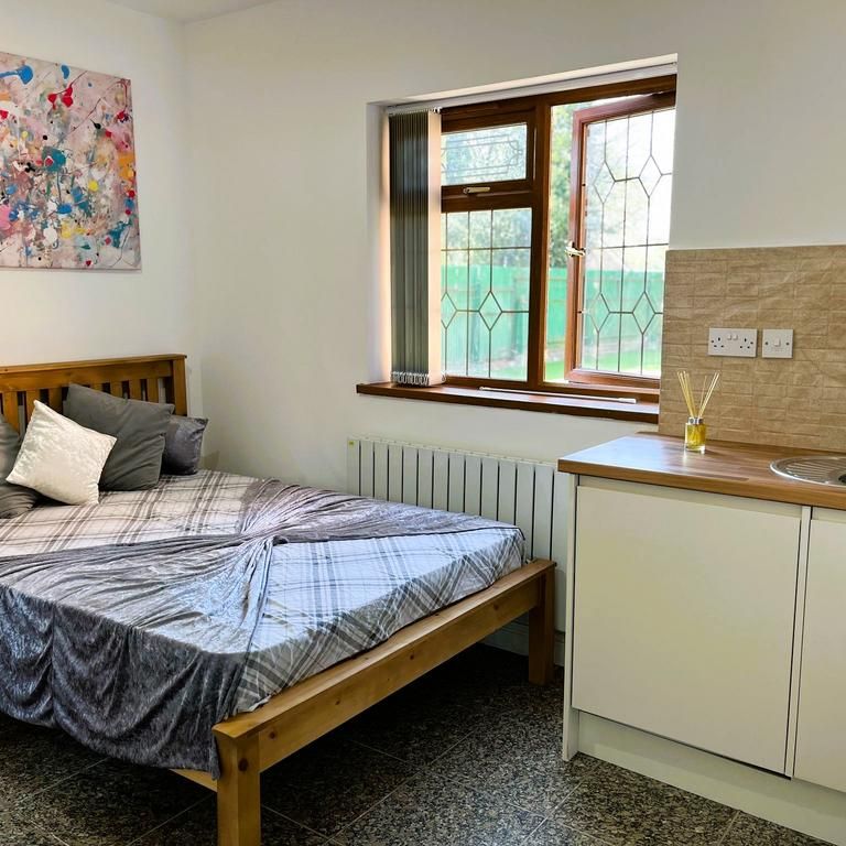 1 bedroom in a house share to rent - Photo 1