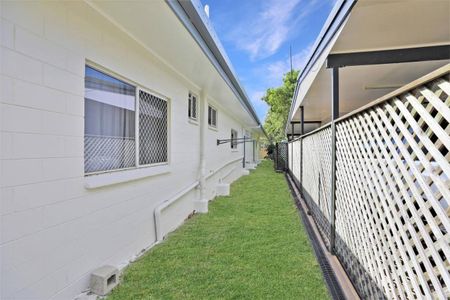 Spacious Two Bedroom Duplex - Air Conditioned - Opposite Gordonvale High School and Pool - Photo 2