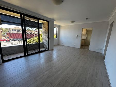 Immaculate first floor apartment - Photo 5