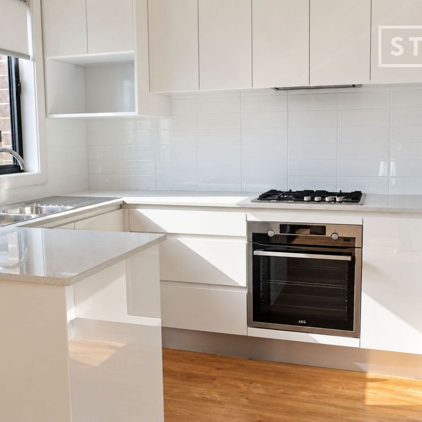 Terrific townhouse in the heart of everything that Warners Bay and the foreshore has to offer. - Photo 1
