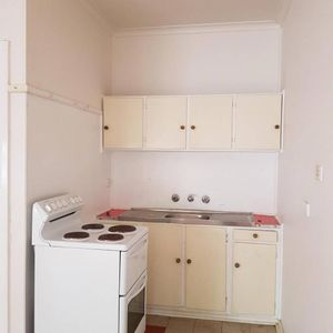 LARGE 1 BEDROOM SINGLE LEVEL - Photo 2