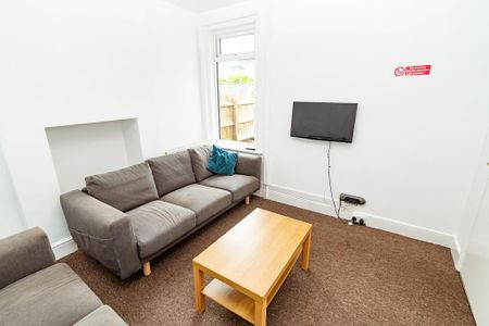 1 bedroom in a house share to rent - Photo 2