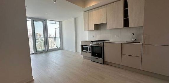 Burnhamthorpe/Confederation Stunning 1Bdrm +Den Modern Kitchen - Photo 2