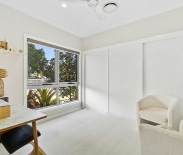 Stylish Four Bedroom Coastal Home With Pool - Photo 2